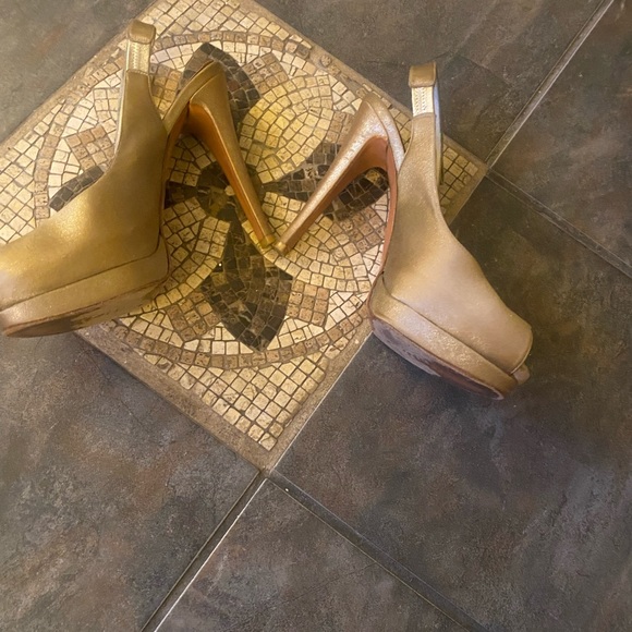 Gold shoe - Picture 2 of 10